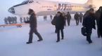 Rosja: pasażerowie pchali samolot, żeby mógł wystartować (WIDEO)