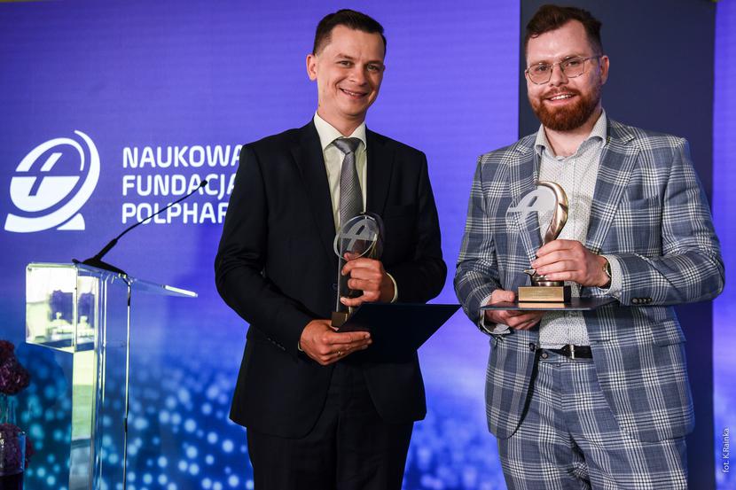 Od lewej: dr Dawid Lipski, który odebrał statuetkę w imieniu dra n. med. Pawła Uruskiego z Uniwersytetu Medycznego im. Karola Marcinkowskiego w Poznaniu, oraz dr n. med. Bogusz Aksak-Wąs z Pomorskiego Uniwersytetu Medycznego w Szczecinie.