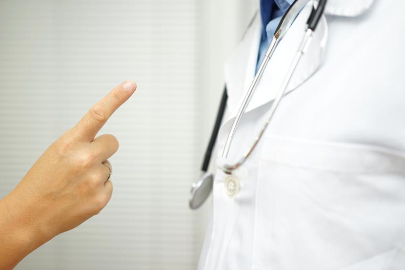 Przedstawiciele lekarskiego samorządu wskazywali na rosnącą skalę “hejtu” wobec lekarzy.