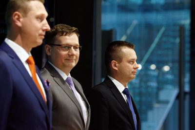 Przemysław, Tomasz i Jarosław Piotrowscy z Briju (dziś Intermy Trade) pożyczyli spółce doradczo-inwestycyjnej Rubicon Partners, kierowanej przez Piotra Karmelitę 2,2 mln zł. KNF twierdzi, że to te pieniądze posłużyły jej do inwestycji w akcje firmy jubilerskiej. Cała czwórka zapewnia, że ci pierwsi nie wiedzieli na co przeznaczył pożyczkę ten drugi