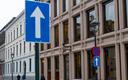 Norges Bank obniża stopy, ale ostrzega przed zbyt szybkim luzowaniem
