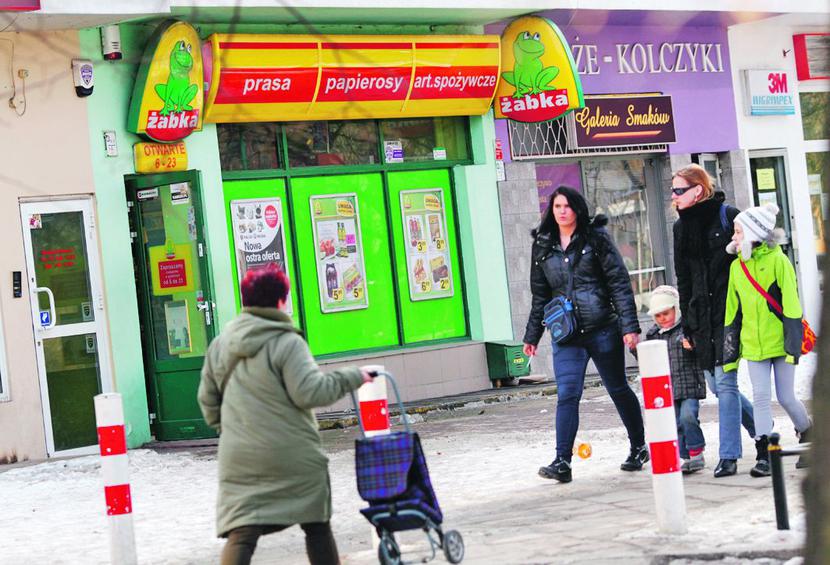SKOK NA MAŁYCH: Mające kilkanaście czy kilkadziesiąt placówek
 małe sieci stały się łakomym kąskiem dla dużych graczy: przejmuje
 je m.in. Żabka (z portfela funduszu Mid Europa), Carrefour czy spółki
 powiązane z litewską Maximą. [FOT. WM]