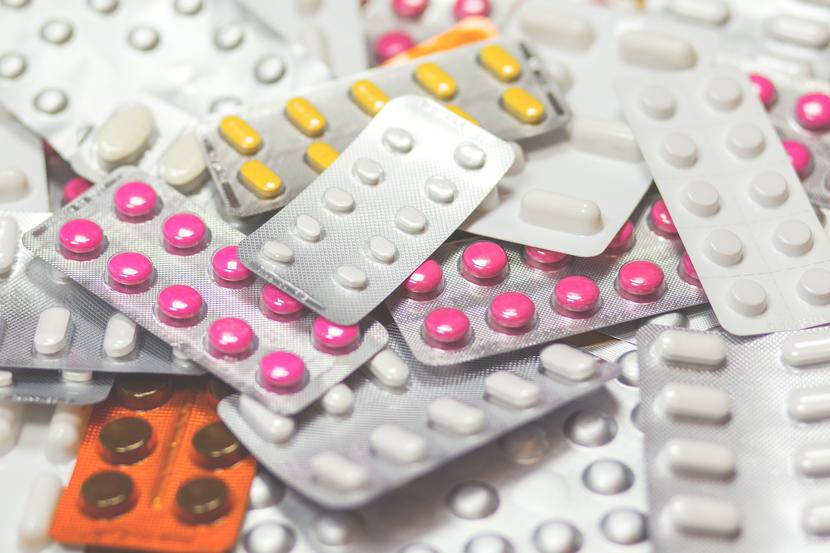 Według krajowego organu regulacyjnego ds. leków w Niemczech w ostatnich miesiącach wystąpiły niedobory preparatów obniżających gorączkę dla dzieci, antybiotyków i powszechnie stosowanego leku na raka piersi, tamoksyfenu.