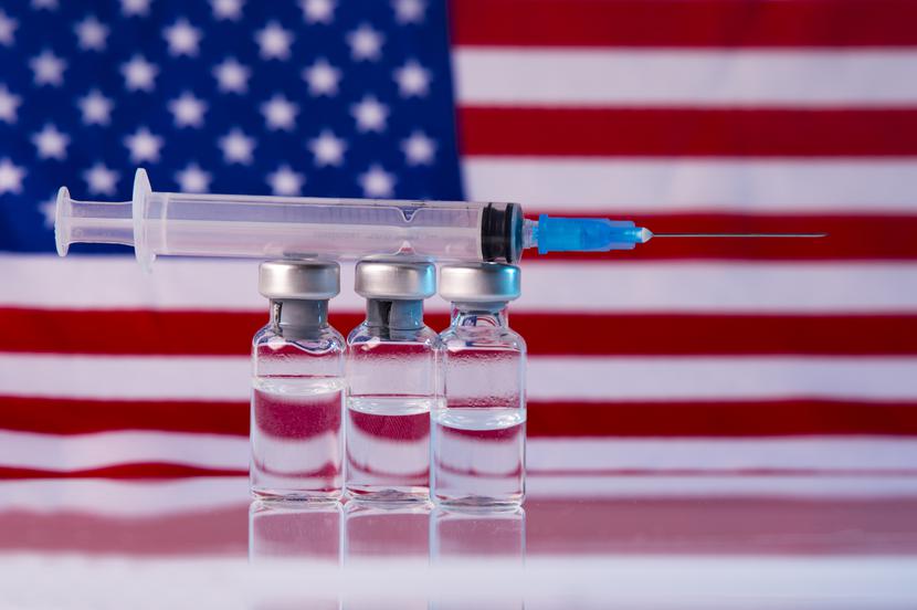 Obecnie większość osób w USA musi najpierw otrzymać dwie dawki oryginalnej szczepionki przeciwko COVID-19 w odstępie co 3-4 tygodni, a następnie kilka miesięcy później dawkę przypominającą.