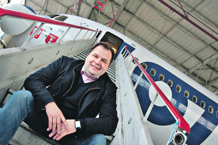 JUŻ NIE NA KRAWĘDZI:
 Drugiej transzy pomocy
 publicznej (400 mln zł), którą
 LOT miał otrzymać w wakacje
 ubiegłego roku, spółka nie
 weźmie na pewno do lipca.
 Pomoc może okazać się też
 niższa. Sebastian Mikosz, prezes
 LOT, zapowiada, że wówczas
 powalczy o obniżenie środków
 kompensacyjnych, czyli skali
 redukcji siatki połączeń. [FOT. GK]