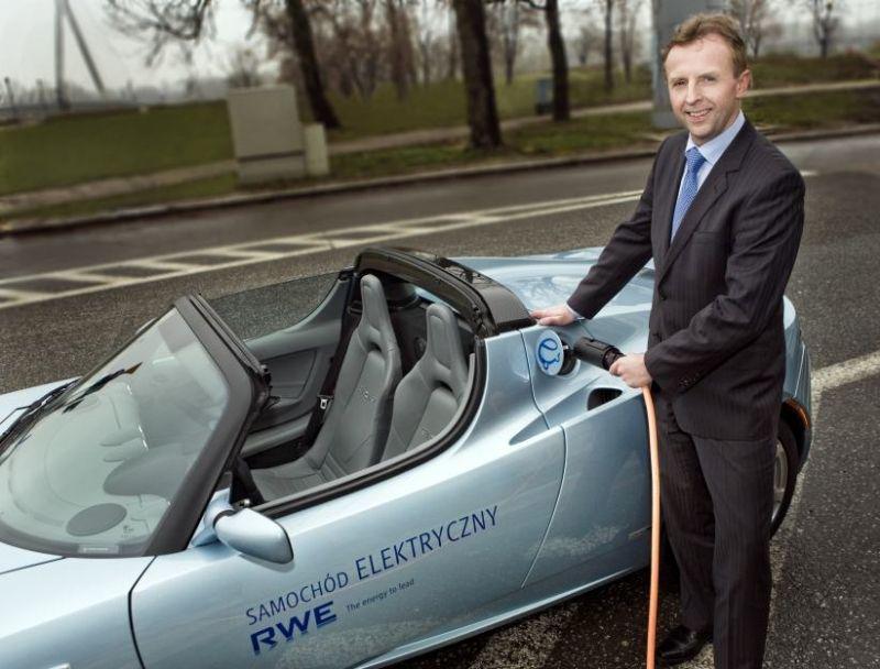 Janusz Moroz, członek zarządu RWE Polska, zasila w energię elektryczną firmowy samochód.