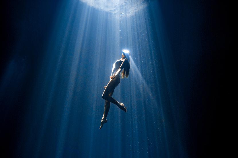 Nurkowanie swobodne Esther Abad w Cenote Chukum na półwyspie Jukatan w Meksyku, miejscu słynącym z wyjątkowego oświetlenia. 33-letni Wojciech Dopierała, polski fotograf freedivingowy, doskonale uchwycił niesamowicie czystą wodę i promienie światła. Jego modelki wyglądają, jakby wyszły prosto z fantastycznego świata.