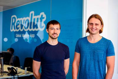 Założycielami Revoluta są Nikolay Storonsky, trader, i Vlad Yatsenko , były pracownik  krakowskiego Comarchu. Fintech działa na licencji brytyjskiej, którą paszportuje na inne kraje Unii Europejskiej. Wisi nad nim jednak widmo Brexitu, dlatego inwestuje w biura wewnątrz UE – np. w Polsce. Ma też biura w Moskwie i Petersburgu.