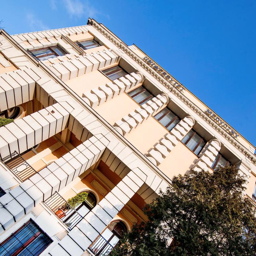 W statystykach Uniwersytetu Medycznego w Łodzi przoduje kierunek lekarsko-dentystyczny. W tym roku na 120 przygotowanych miejsc aplikowało prawie 2 tys. osób, co daje 16 osób na miejsce. W statystykach Uniwersytetu Medycznego w Łodzi przoduje kierunek lekarsko-dentystyczny. W tym roku na 120 przygotowanych miejsc aplikowało prawie 2 tys. osób, co daje 16 osób na miejsce.