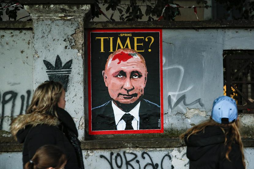 16 lutego 2022 r., Rzym, Włochy. „SpringTime”, najnowsza praca artysty ulicznego Harry’ego Greba z twarzą Władimira Putina na okładce magazynu „Time”, pojawiła się na rzymskiej ulicy.
