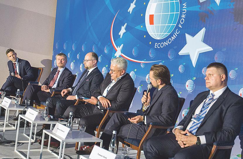 KARPACZ 2021 FORUM EKONOMICZNE PANEL WYZWANIA DLA BEZPIECZENSTWA ENERGETYCZNEGO OD LEWEJ WOJCIECH JAKOBIK TOMASZ STEPIEN PAWEL MAJEWSKI PAWEL JAKUBLIK MATEUSZ RADECKI TOMASZ SZULC 08/09/2021 FOT MAREK WISNIEWSKI CYFRA KARPACZ 2021 FORUM EKONOMICZNE PANEL WYZWANIA DLA BEZPIECZENSTWA ENERGETYCZNEGO OD LEWEJ WOJCIECH JAKOBIK TOMASZ STEPIEN PAWEL MAJEWSKI PAWEL JAKUBLIK MATEUSZ RADECKI TOMASZ SZULC 08/09/2021 FOT MAREK WISNIEWSKI CYFRA
