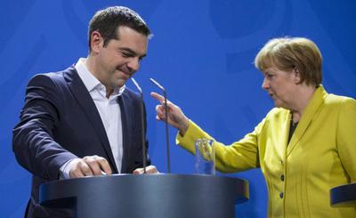 Kanclerz Angela Merkel (z prawej) i premier Grecji Alexis Tsipras