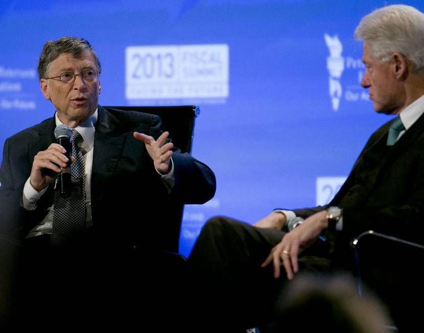 Bill Gates (po lewej) i Bill Clinton podczas 2013 Financial Summit w Waszyngtonie (fot. Bloomberg)