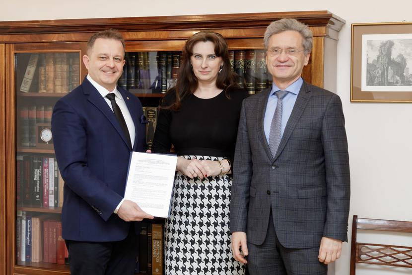 Na zdjęciu dyrektor Anna Łukasik z prof. Wojciechem Lisikiem oraz prof. Zbigniewem Gaciongiem Na zdjęciu dyrektor Anna Łukasik z prof. Wojciechem Lisikiem oraz prof. Zbigniewem Gaciongiem