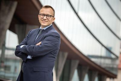 Ministerstwo Inwestycji i Rozwoju, w którym sekretarzem stanu jest Artur Soboń, szykuje nowelizację prawa budowlanego mającą uprościć i przyspieszyć formalności. Przy okazji rozwiązany może zostać problem klasyfikowania automatów jako tymczasowych obiektów budowlanych.