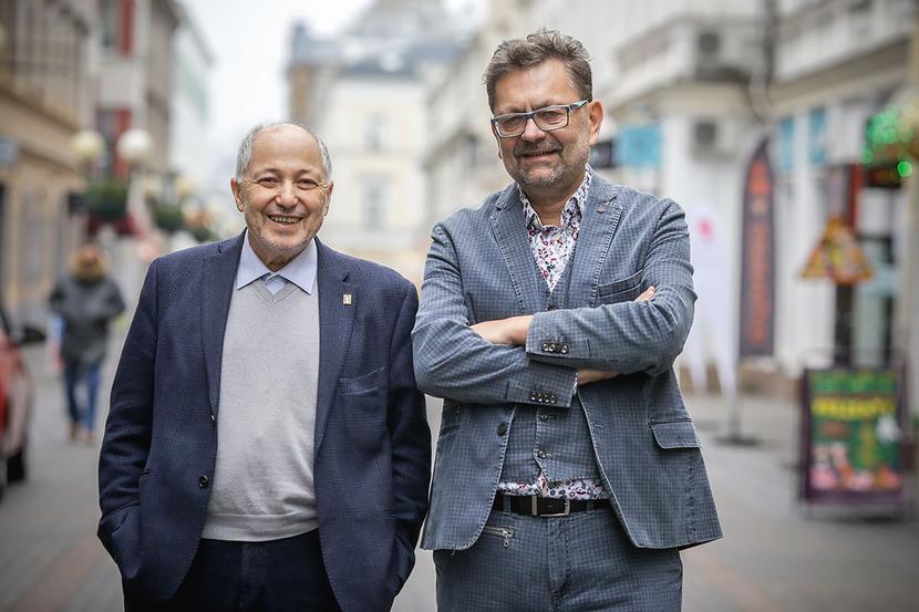 PATRZĄC W PRZYSZŁOŚĆ: