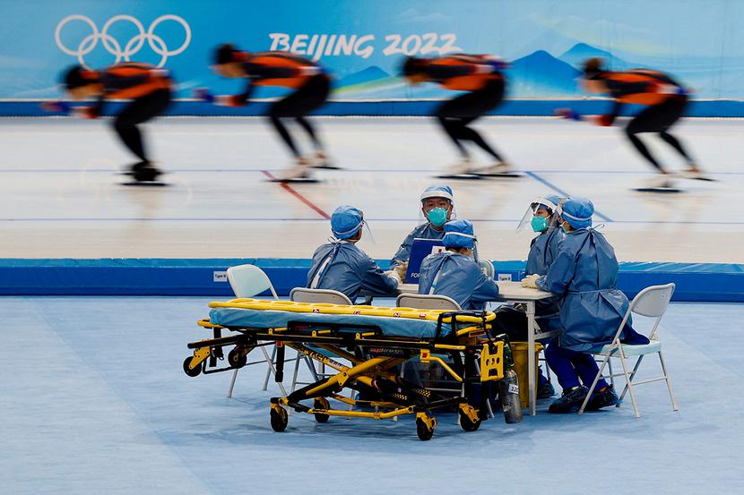 28 stycznia 2022 r., Pekin, Chiny. Personel medyczny obserwuje trening łyżwiarzy szybkich podczas Zimowych Igrzysk Olimpijskich Pekin 2022.