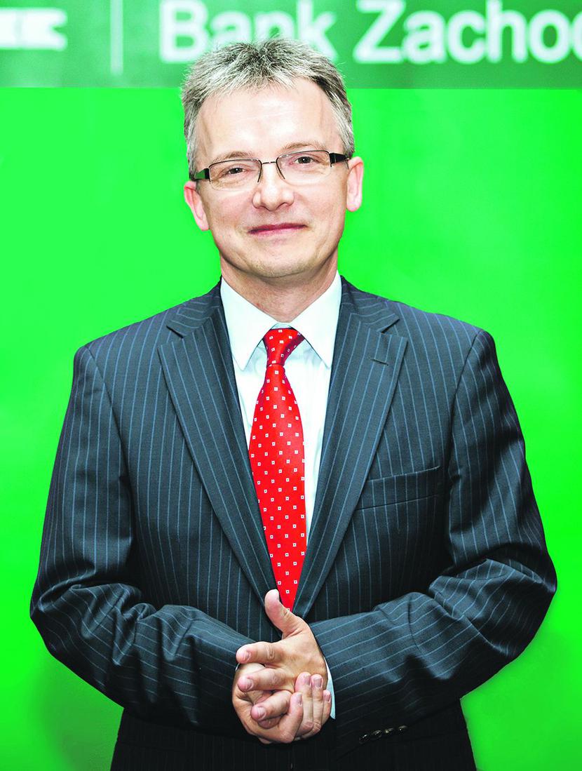MOBILNY
 PRIORYTET:
 Tomasz Niewiedział
 kieruje powstałym
 niedawno obszarem
 bankowości mobilnej
 i internetowej
 BZ WBK. Słowo
 „mobilne” nie bez
 kozery jest na pierwszym
 miejscu.
 [FOT. ARC]
 