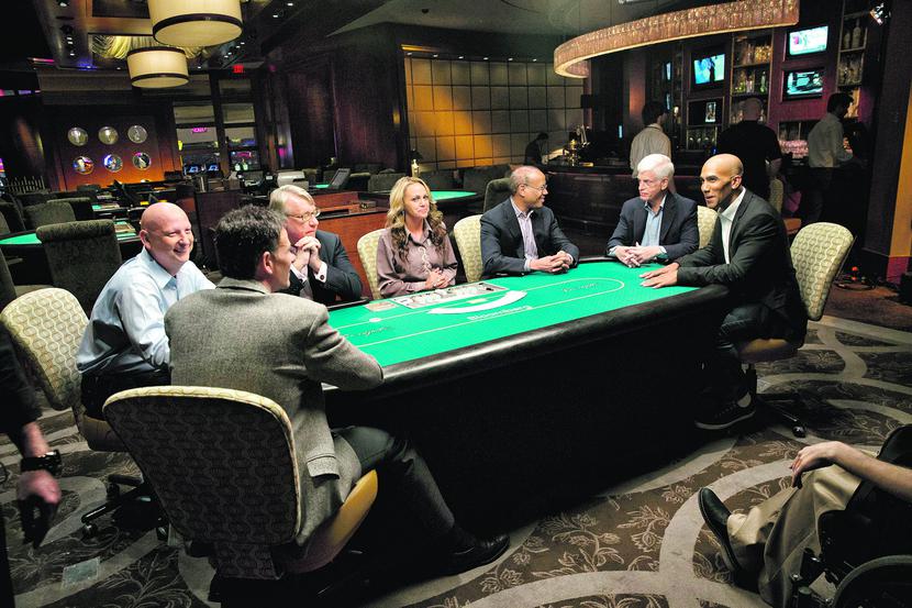 CHARYTATYWNY POKER: Jim Chanos (trzeci od lewej) w czasie charytatywnego turnieju pokera wśród zarządzających, zorganizowanego w tym
 roku przez telewizję Bloomberg w Atlantic City. Od lewej: David Einhorn (Greenlight Capital), Steve Kuhn (Pine River Capital Management), Jim Chanos
 (Kynikos Associates), John Rogers (Ariel Investments), Mario Gabelli (Gamco Investors) i Bill Perkins (Skylar Capital Management). [FOT. BLOOMBERG]