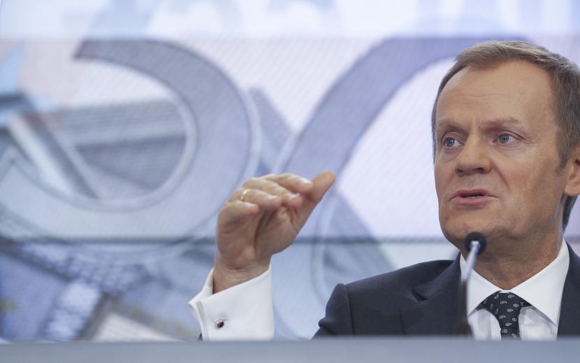 ŁAGODNE
 OBLICZE: Umowy
 śmieciowe to praca
 odarta z godności,
 bo wystawia pracowników
 na ryzyko
 braku zabezpieczenia
 społecznego na
 starość — uważa
 premier Donald
 Tusk. Mimo to
 wprowadzane przez
 niego zmiany to
 raczej korekta niż
 przewrót. [FOT. WM]