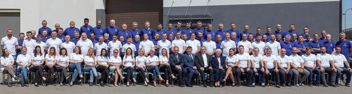 Troska o zespół:O rodzinną atmosferę w firmie dba już drugie pokolenie, organizując dla pracowników imprezy firmowe, wyjazdy integracyjne, wigilie czy inne inicjatywy spędzania wspólnie czasu. 