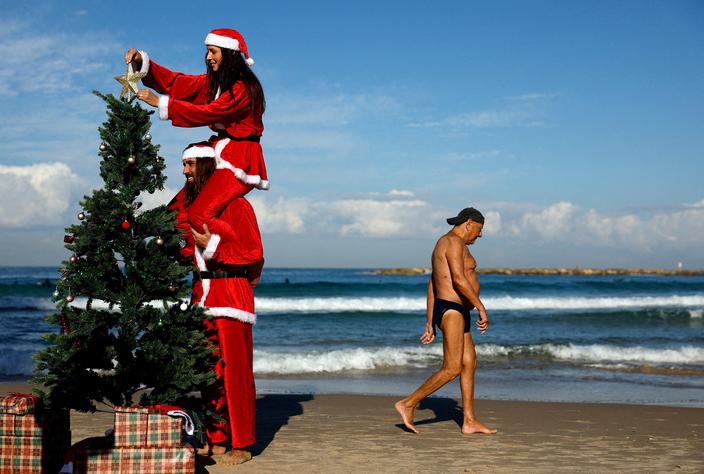 Ubieranie choinki w Tel Awiwie, Izrael, na plaży nad Morzem Śródziemnym.