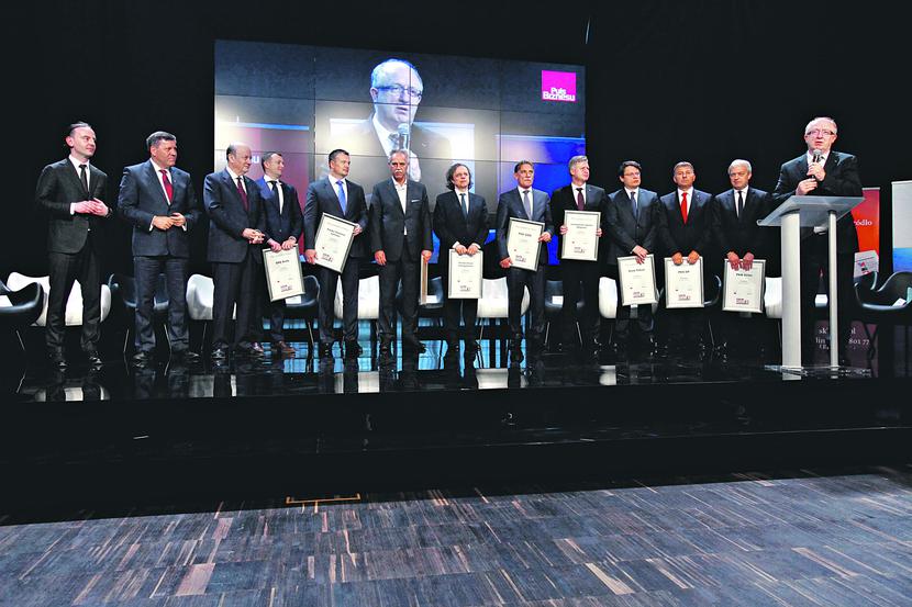 PODATKOWI PRYMUSI: Jednym z punktów wczorajszej debaty było wręczenie nagród laureatom rankingu największych płatników podatku CIT. Statuetkę za pierwsze miejsce z rąk Jacka Rostowskiego, ministra finansów (trzeci z lewej), Janusza Piechocińskiego, ministra gospodarki (drugi z lewej), i Tomasza Siemieńca, redaktora naczelnego „Pulsu Biznesu” (pierwszy z lewej), odebrał Herbert Wirth, prezes KGHM (pierwszy z prawej). Podatek jego firmy za 2011 r. to, bagatela, 2,32 mld zł. Nagrody za kolejne miejsca odebrali (od prawej): Jacek Krawiec, prezes PKN Orlen, Zbigniew Jagiełło, prezes PKO BP, Andrzej Kopyrski, wiceprezes Pekao, Jarosław Zagórowski, prezes JSW, Jacek Kaczorowski, prezes PGE GiKE, Zygmunt Solorz-Żak, prezes Polkomtela, Miroslav Rakowski, prezes Polskiej Telefonii Cyfrowej, i Jarosław Mastalerz, wiceprezes BRE Banku. W sumie tych 10 firm zaksięgowało za 2011 r. podatek CIT w wysokości 7,32 mld zł. [FOT. MW]