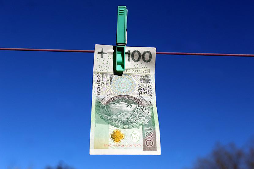 Jak wynika z raportu, zdaniem największej liczby osób (65 proc.), pielęgniarki zarabiają za mało.