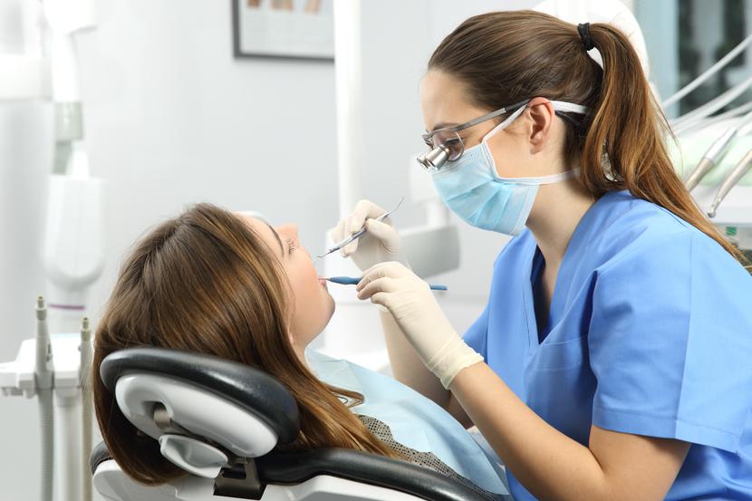 NIK wskazała w raporcie, że jedynie około jednej trzeciej lekarzy dentystów w Polsce udziela świadczeń w ramach publicznego systemu ochrony zdrowia. NIK wskazała w raporcie, że jedynie około jednej trzeciej lekarzy dentystów w Polsce udziela świadczeń w ramach publicznego systemu ochrony zdrowia.