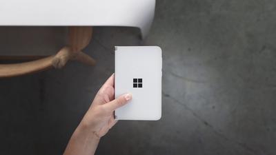 Surface Duo wykonuje połączenia telefonicznie, mieści się w kieszeni i ma dwa ekrany, które razem dają 8,3 cala. Zarówno Neo, jak Duo mają 360-stopniowe zawiasy, dzięki którym można je obracać prawie do woli.