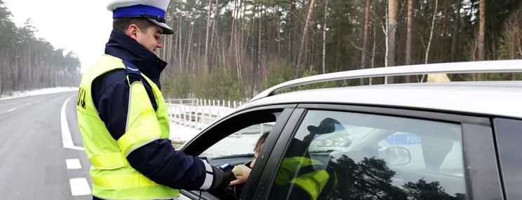 Nie zatrzymałeś się na sygnał policjanta? To nie drobne wykroczenie, grozi Ci areszt i zakaz prowadzenia pojazdów.