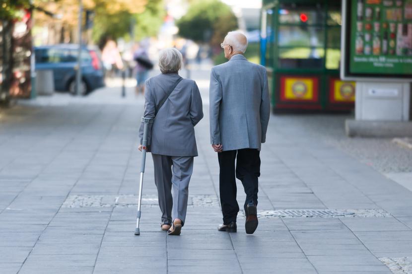 Częstsza aktywność towarzyska seniorów miała związek z dłuższym życiem - informują chińscy naukowcy. 