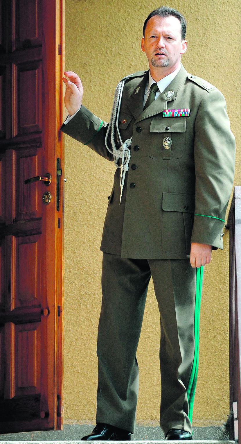 WINNYCH BRAK: W październiku 2012 r. ze Straży Granicznej odszedł szef Biura Łączności i Informatyki. Generał brygady Dominik Tracz, komendant główny Straży Granicznej, uroczyście go pożegnał, wręczając szablę oficerską. Do dziś nie wskazał też winnych kompromitującego bałaganu w ewidencjonowaniu sprzętu IT. [FOT. PAP]