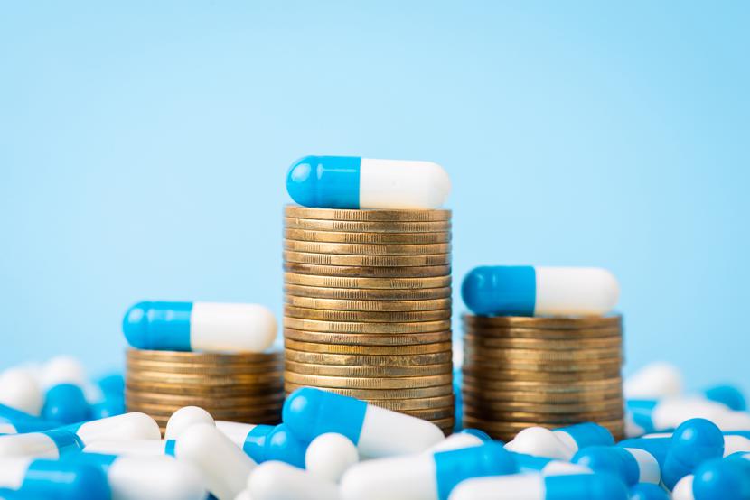 Zezwolenie na negocjacje cenowe może pozwolić na oszczędności w budżecie na poziomie 288 miliardów dolarów do 2031 roku - szacuje Biuro Budżetowe Kongresu. Zezwolenie na negocjacje cenowe może pozwolić na oszczędności w budżecie na poziomie 288 miliardów dolarów do 2031 roku - szacuje Biuro Budżetowe Kongresu.