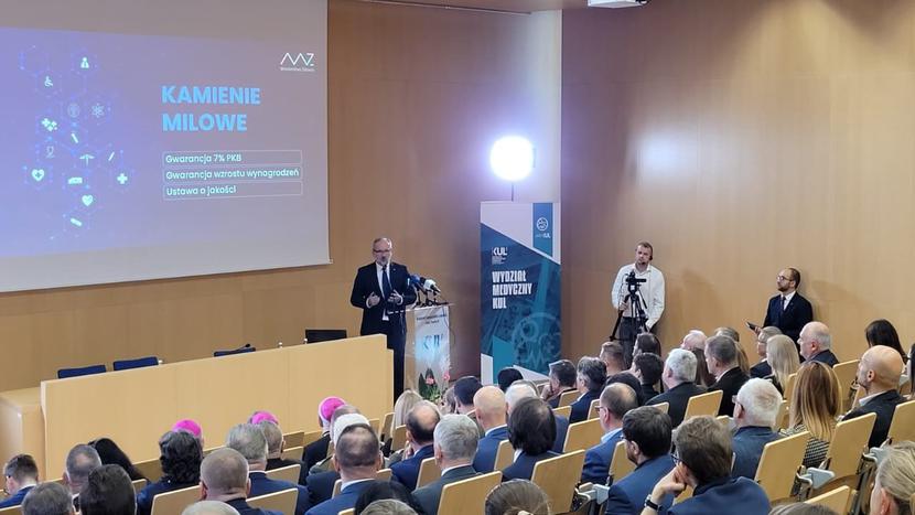 Jest potencjał do tego, żeby otwierać kierunki lekarskie - mówił w Lublinie minister zdrowia Adam Niedzielski. Jest potencjał do tego, żeby otwierać kierunki lekarskie - mówił w Lublinie minister zdrowia Adam Niedzielski.