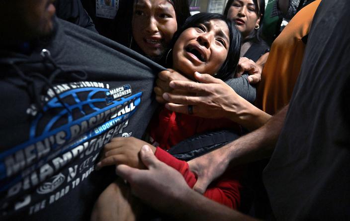 Zdjęciem „Rozdzieleni przez ICE” Carol Guzy wygrała konkurs World Press Photo 2026.  Fotografia rzuca światło na brutalną rzeczywistość amerykańskiego systemu imigracyjnego. Choć debata publiczna często skupia się na granicy, ten obraz dokumentuje działania Immigration and Customs Enforcement (ICE) w metropolii. Najważniejszy jest tu kontekst dobrej wiary – osoby takie jak Luis stawiają się na wezwania sądu, wierząc w proces prawny, a zostają zatrzymane w miejscach, które teoretycznie powinny gwarantować sprawiedliwość. Fotografia kwestionuje moralny koszt polityki zero tolerancji i pokazuje, jak instytucje państwowe wpływają na tkankę społeczną, rozbijając rodziny.