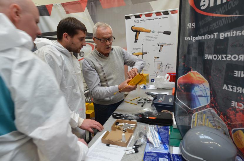 We własnym laboratorium badań i rozwoju, wyposażonym w lakiernię proszkową,prowadzone są testy malowania elementów metalowych. We własnym laboratorium badań i rozwoju, wyposażonym w lakiernię proszkową,prowadzone są testy malowania elementów metalowych.