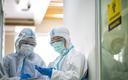 Ilu lekarzy zmarło z powodu koronawirusa SARS-CoV-2? Raport Amnesty International