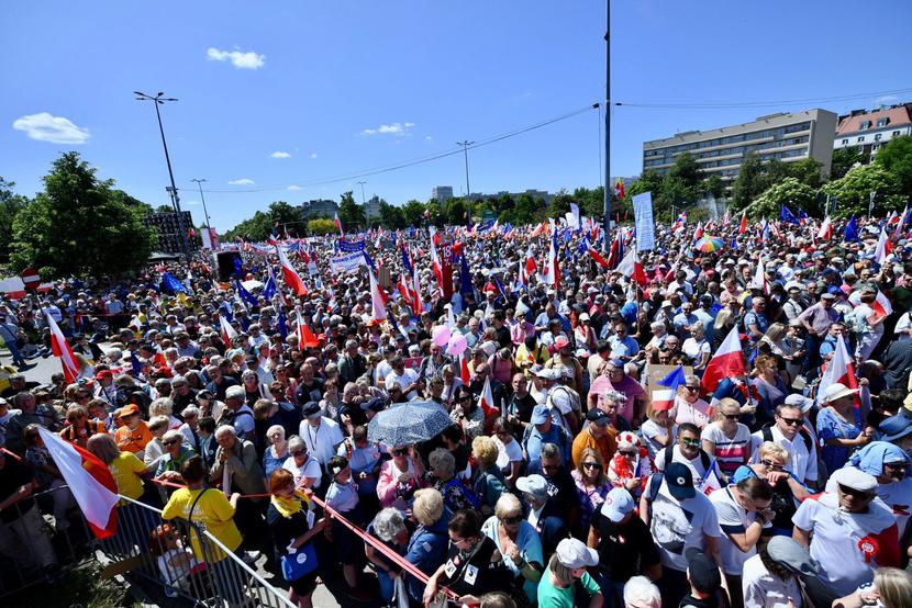 Marsz 4 czerwca na ulicach Warszawy zgromadził pół miliona osób. Marsz 4 czerwca na ulicach Warszawy zgromadził pół miliona osób.