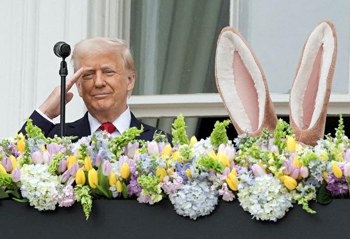 Prezydent USA Donald Trump podczas corocznego wydarzenia White House Easter Egg Roll w Białym Domu w Waszyngtonie, USA, 21 kwietnia 2025 r. Impreza odbywa się na trawniku południowym i obejmuje atrakcje dla dzieci, w tym toczenie jajek.
