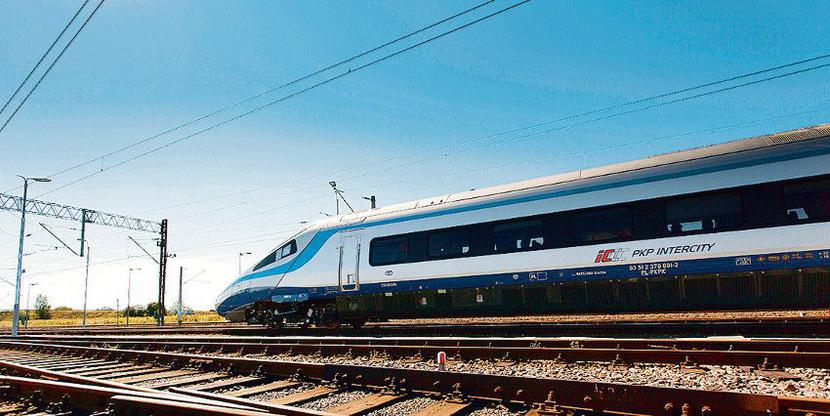 KOLEJE ZAGADKOWYCH PRĘDKOŚCI: Przedstawiciele Alstomu i PKP Intercity zapewniają, że w grudniu 2014 r. pociągi pendolino zaczną jeździć po polskich torach. Ciekawe, z jaką prędkością…
 [FOT. BARTŁOMIEJ BANASZAK]