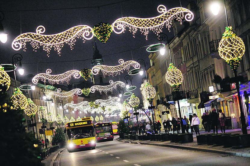Oszczędna iluminacja: Świąteczna iluminacja w Warszawie w zeszłym roku przez grudzień i styczeń „wypaliła” około 40 tys. zł prądu, w tym roku powinno być podobnie. Dzięki nowoczesnej technologii eco-led, koszty nie są bardzo wysokie, jednak ratusz w Helsinkach zapłaciłby za to jedynie… niecałe 20 tys. zł., fot. Marek Wiśniewski