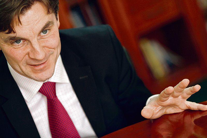 LICZY: Marek Woszczyk, szef Urzędu Regulacji Energetyki, analizuje właśnie propozycję nowej taryfy gazowej dla PGNiG, która ma obowiązywać od 1 stycznia. Chce przywrócić w niej „właściwą strukturę cen”.
 [FOT. WM]
 
 