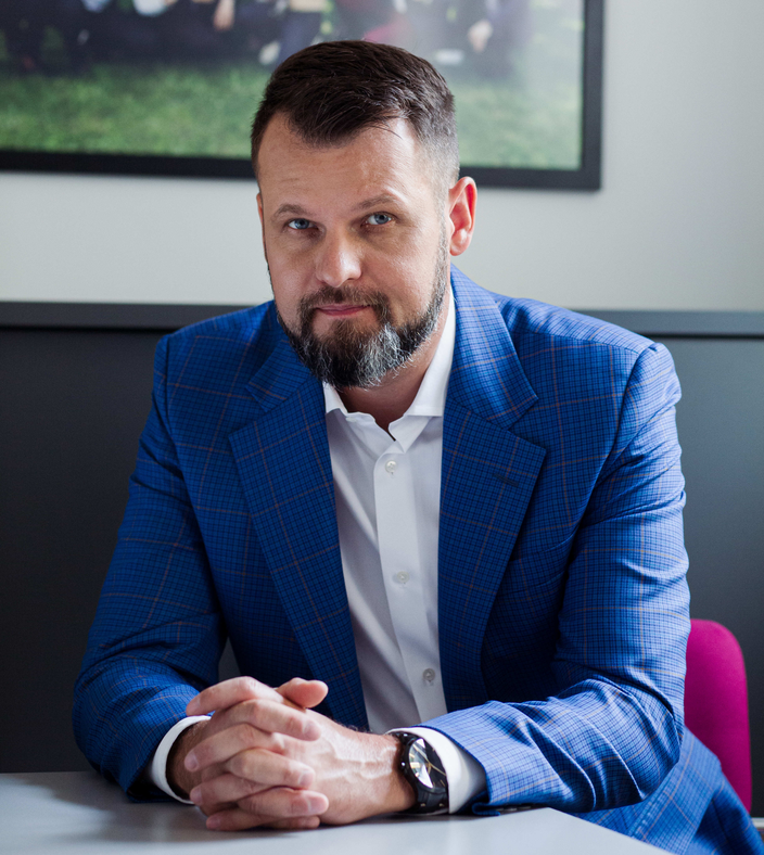 Nie bój się ich szkolić. Daj im odpowiedzialność — ale też wolność. Jak mówiłem nie raz: nie mikro-zarządzaj, tylko makro-inspiruj.