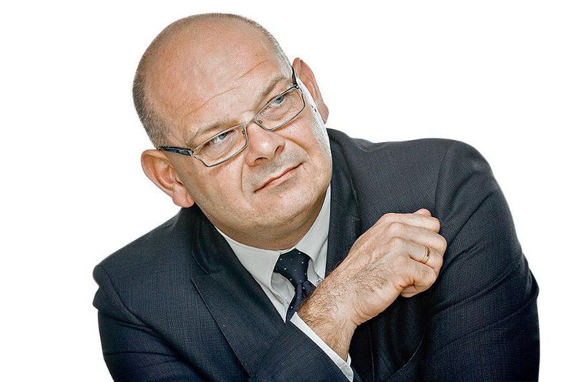 TA SAMA INNA RZEKA: Raiffeisen, którym kieruje Piotr Czarnecki, na razie ostrożnie bada nurt. Liczy, że franczyzowa rzeka nie zniesie go na mieliznę, co przydarzyło się Polbankowi. [FOT. WM]