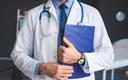 Jak postępować, gdy diagnozę postawi “prawie lekarz”, który skończył „prawie studia”? Prezes NRL: naprawdę robi się problem