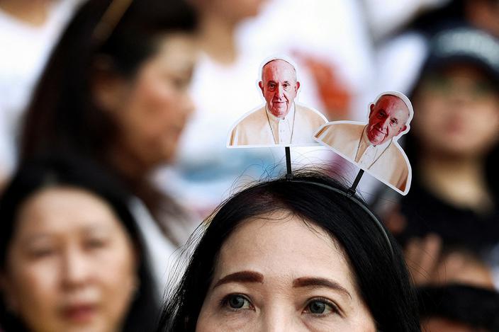 Dżakarta, Indonezja, 5 września 2024 r. Wizyta papieża Franciszka. Wierni zbierają się na Mszę Świętą na stadionie Gelora Bung Karno.