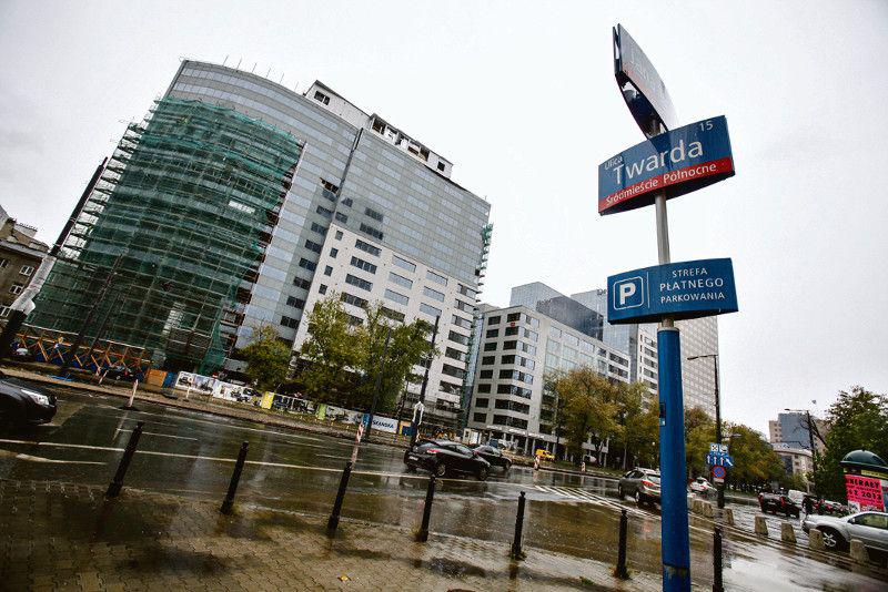 Biurowiec Atrium 1 w centrum Warszawy został sprzedany za 94 mln EUR jeszcze przed zakończeniem budowy. Jego właścicielem został fundusz Deka Immobilien-Global. [FOT. WM]