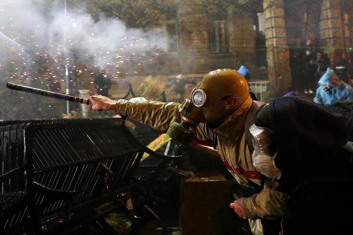 Fajerwerki podczas demonstracji przeciwko decyzji nowego rządu o zawieszeniu rozmów akcesyjnych do Unii Europejskiej i odmowie przyznania dotacji budżetowych do 2028 r., Tbilisi, Gruzja, 1 grudnia 2024 r.