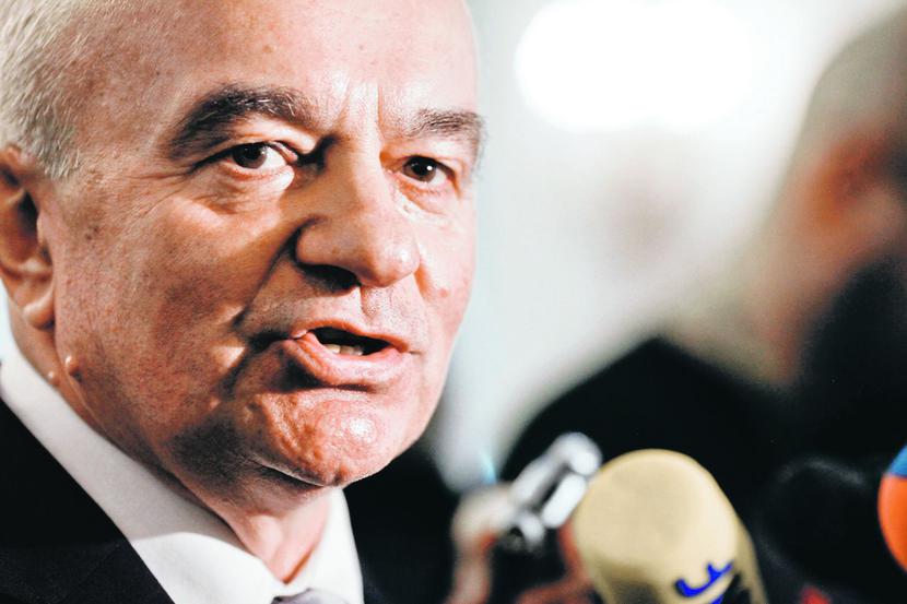 CZEKANIE
 NA ŚWIATŁO:
 Stanisław
 Kalemba, minister
 rolnictwa, tłumaczy,
 że nie zajmie
 się podatkiem
 dla rolników,
 dopóki nie dostanie
 zielonego światła
 z najwyższych
 szczytów koalicji
 rządowej. Exposé
 premiera to za mało.
 [FOT. WM]